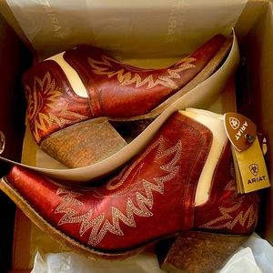 Brand new Ariat Dixon Booties “Weathered Red”